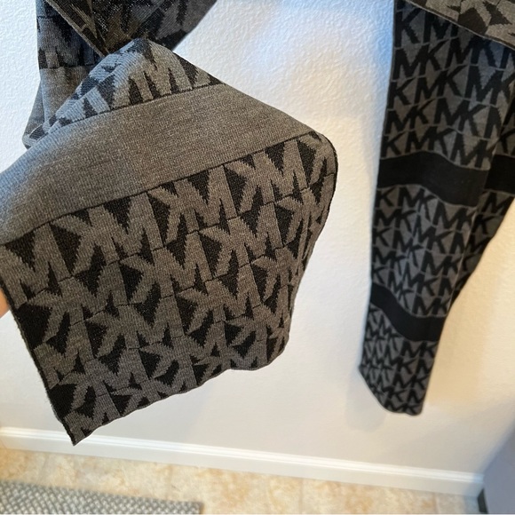 MICHAEL KORS Black and Grey Scarf - Picture 4 of 7